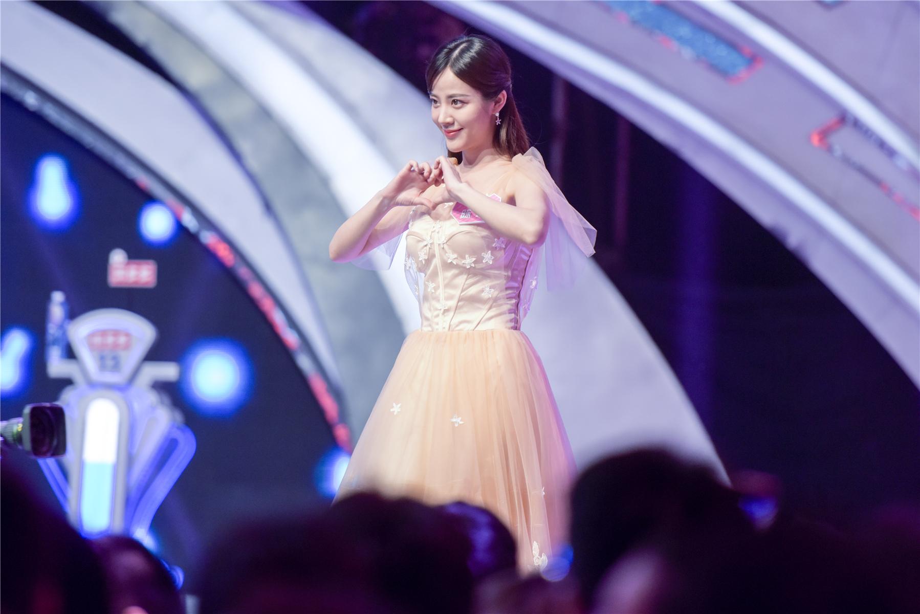 本周六(6月22日)晚《非诚勿扰》,女嘉宾邓彩欣当场表示"婚后必须把