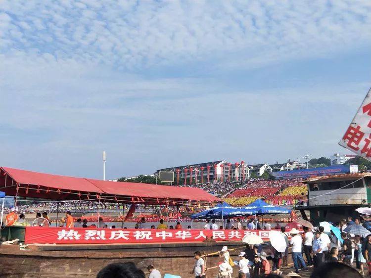 现场人山人海的现众啄木鸟歌厅群友给啄木鸟歌厅老板胡丁秀所在女子