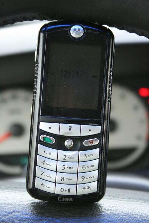 音乐手机中的开山鼻祖其实是2004年推出的摩托罗拉 e398手机,这在当时