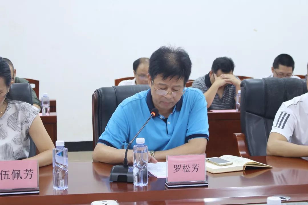 在工作室主持人授牌仪式上,罗松芳校长首先发表了致辞.