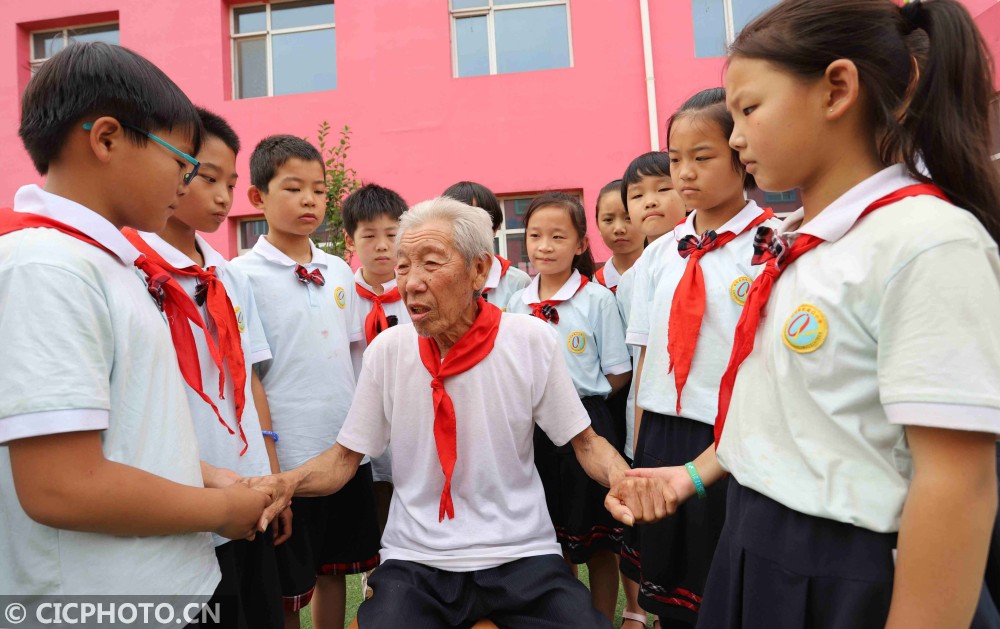 6月21日,在河北临西县前堤口小学,学生们在展示自己创作的迎接党的
