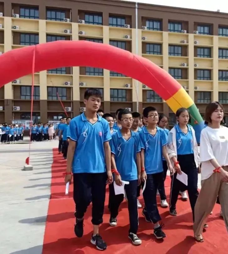 用微笑面对离别6月17日下午15时许,聊城东昌完全中学南校区2016级毕业