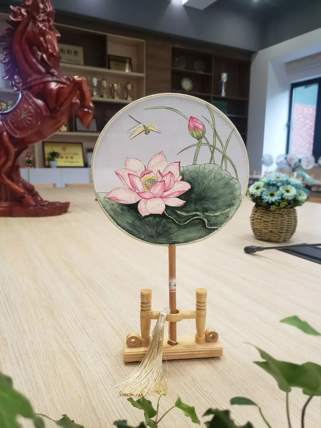 团扇轻摇清风徐徐汇贤中学工会成功举行团扇diy活动