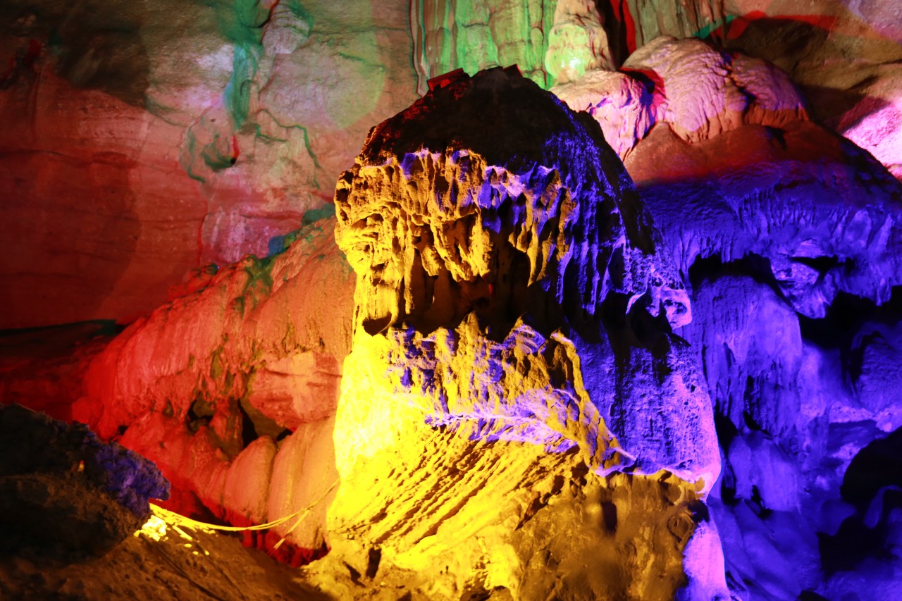 溶洞避暑这个夏天来寻龙山避暑卧龙洞这个天然冰箱简直比玩水凉快多了