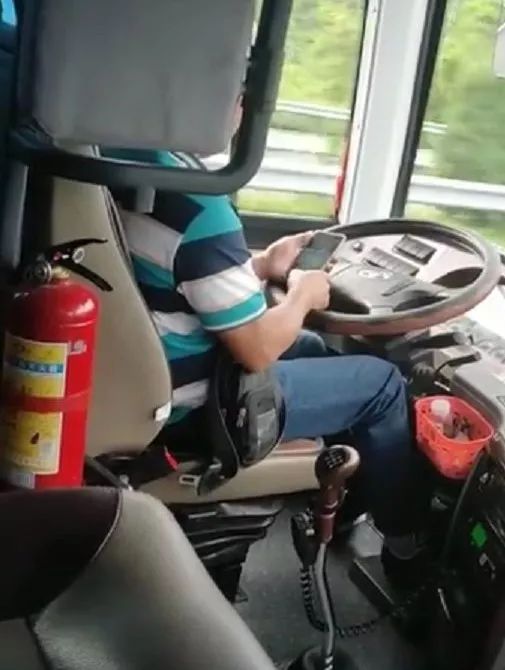曝光长途大巴司机开车数钱还玩手机司机技术真厉害