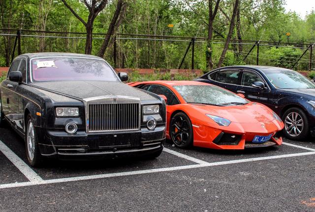 岛上闲置几十辆车,全都是一个人的,兰博基尼用砖头垫着