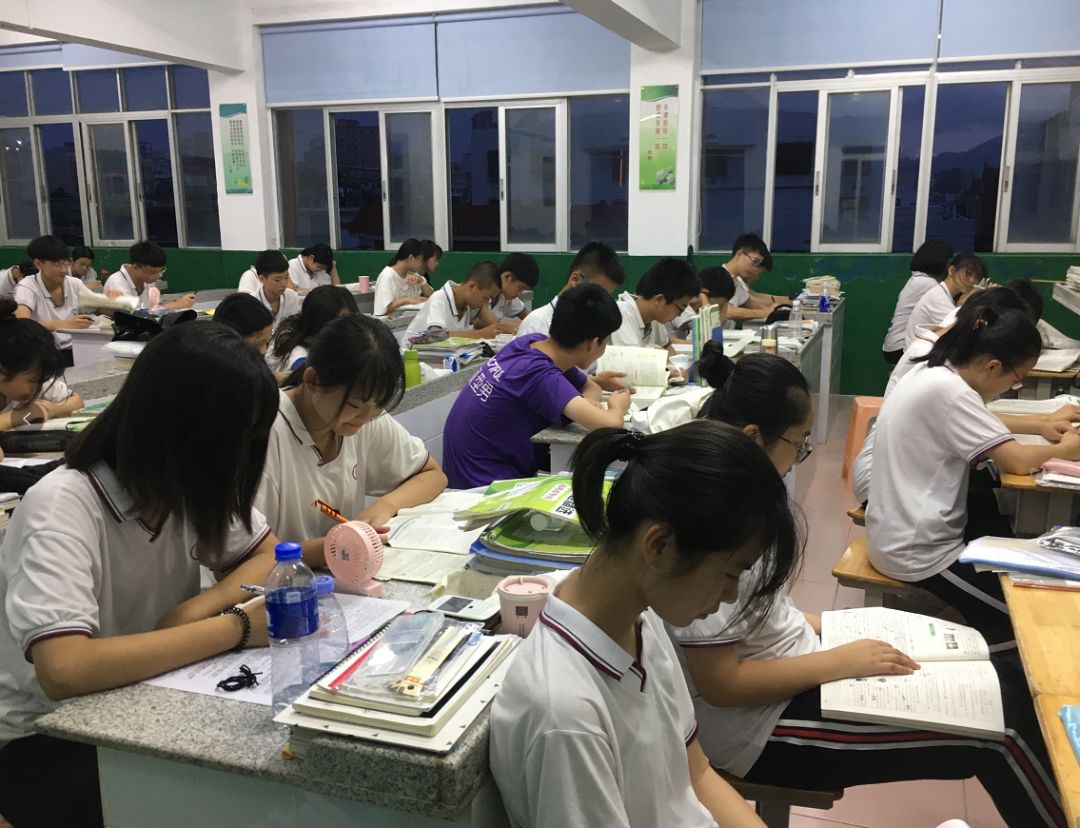 中考首日镇主要领导前往延平中学考点关心指导石井中考考务工作