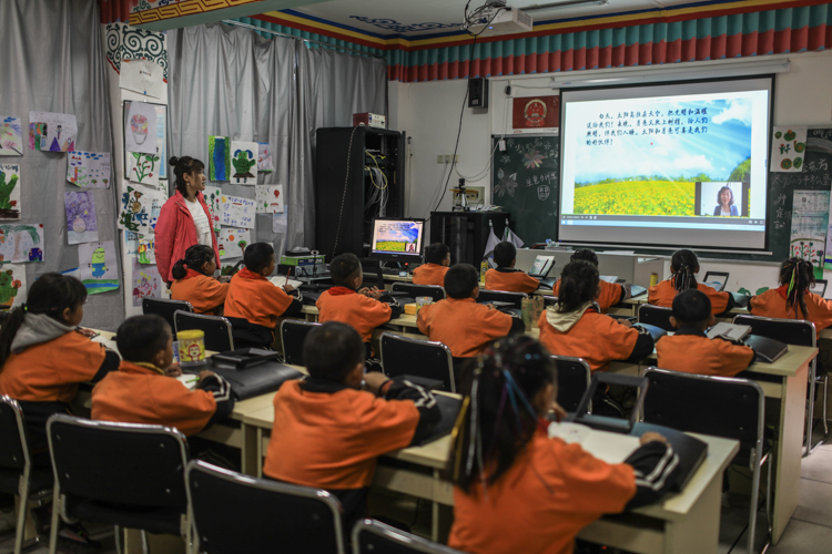 雪山脚下的乡村女教师把网课带进高原教室
