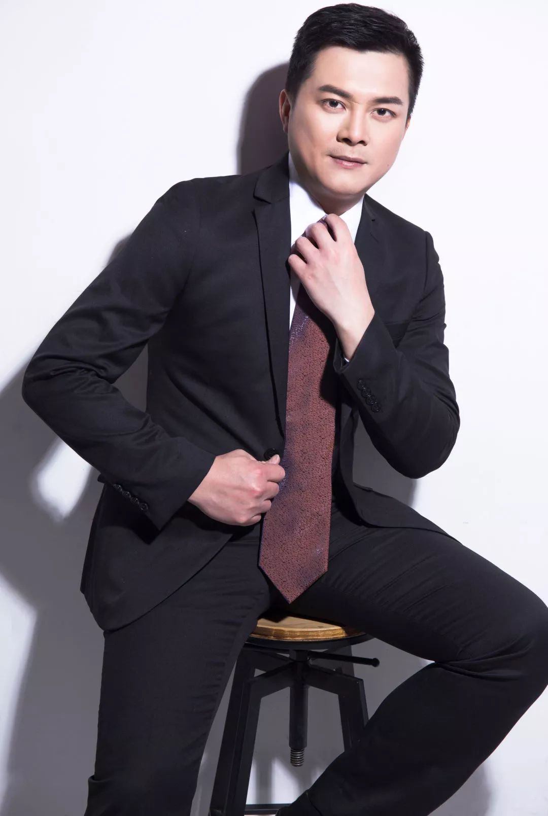 担任大型舞台剧《跟斗小子》《壮壮快跑》执行导演兼主要演员,连续两