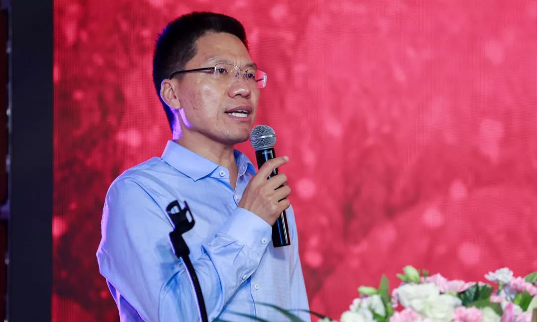 主任委员中国社会工作联合会副会长 王国英致辞中国保健协会副理事长