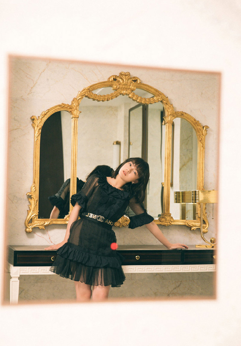 女演员文淇身穿黑色礼服气质写真