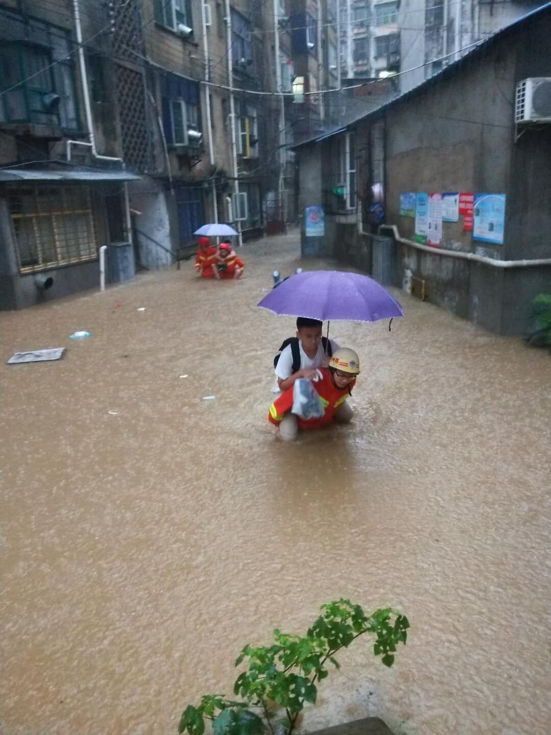 湖北鄂州:暴雨袭城 鄂州消防出警35次 营救疏散群众600余人