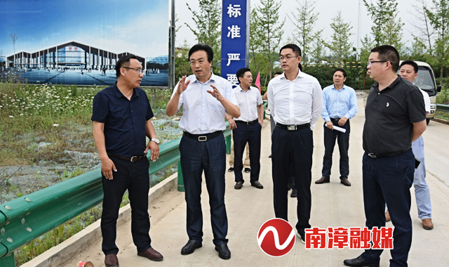 代延,莫小林)6月19日,县委书记王鹏,县委副书记,县长肖力调研棚改工作