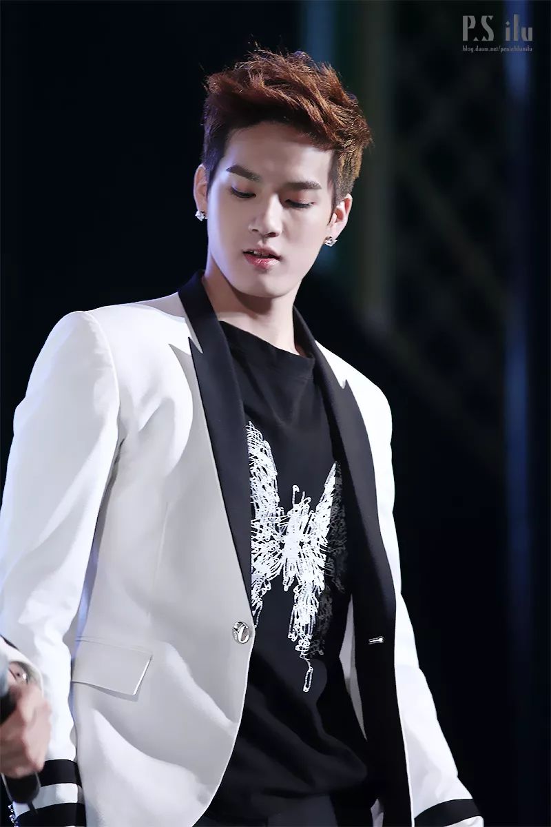 btob -成员peniel在节目上坦承自己经历压力性脱发