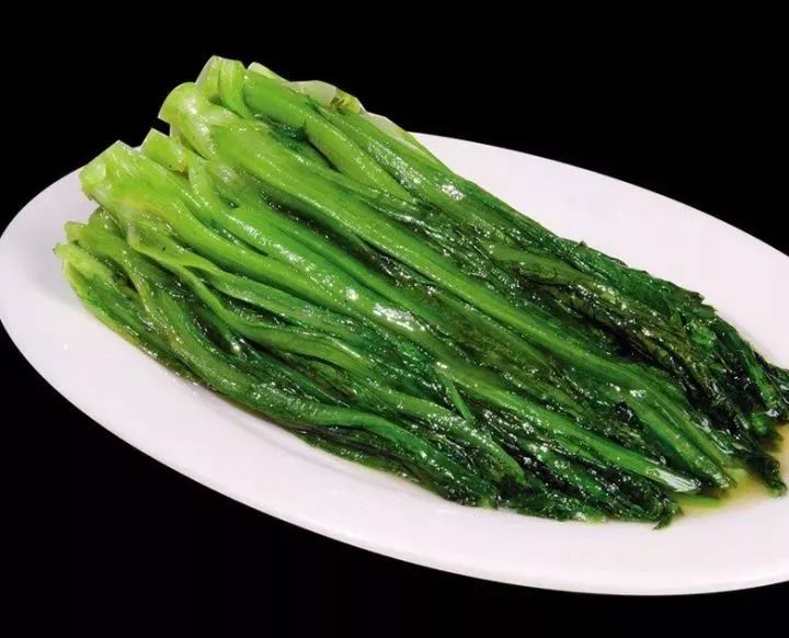 蒜蓉油麦菜食材油麦菜1棵,蒜5瓣,油1勺,盐1小勺,鸡精1/2小勺做法1.