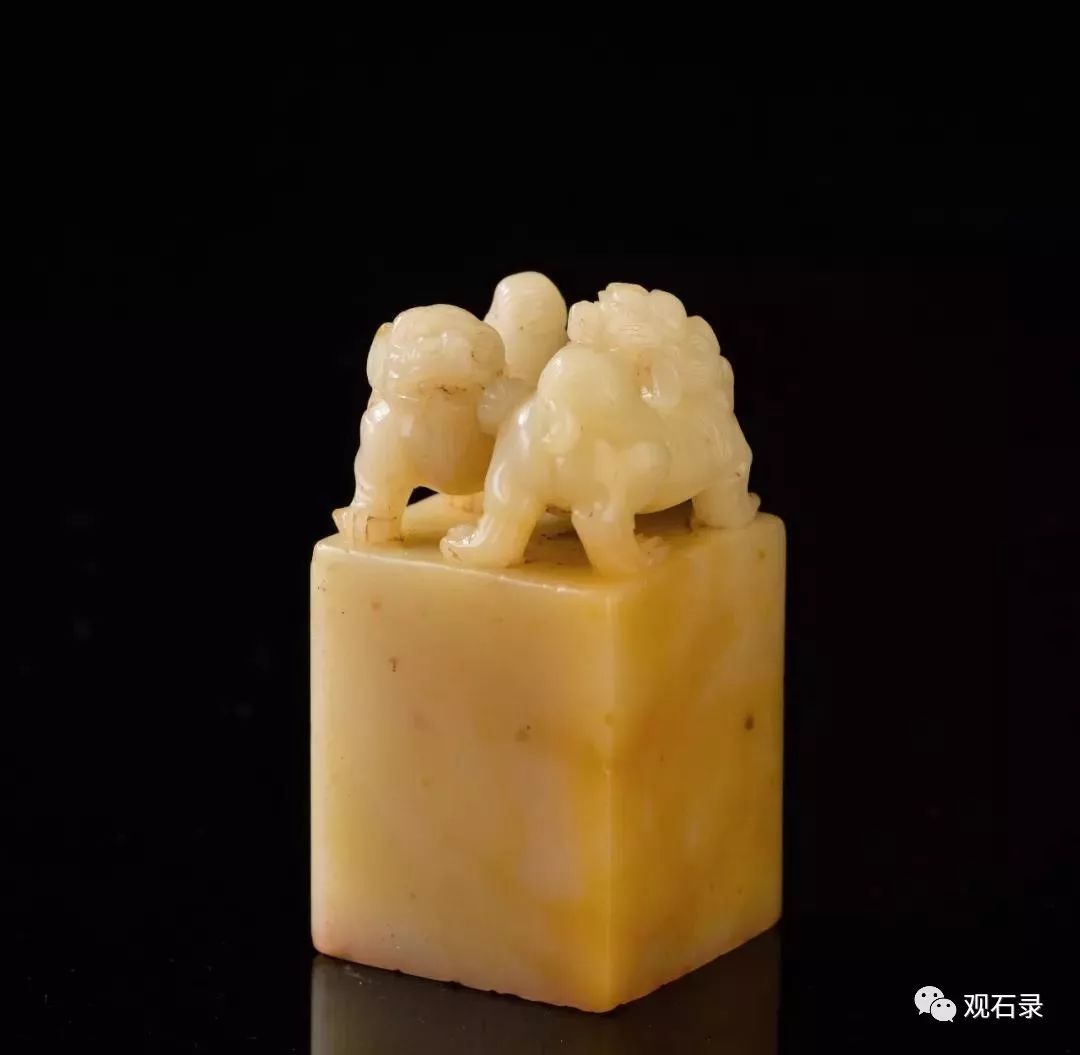 寿山石印钮雕刻最初以古兽为主,逐渐发展至有博古图案,翎毛,鱼虫,花果