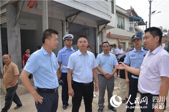 荣县副县长郝功德左一现场了解居民搬家情况.