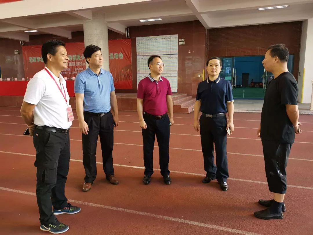 福田区教育局文渊副局长开幕式后,在侨香外国语学校何柏清副校长与