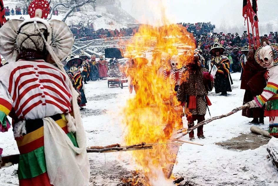 焚烧"道尔玛"的活动普遍存在于藏传佛教寺院的宗教神舞中.