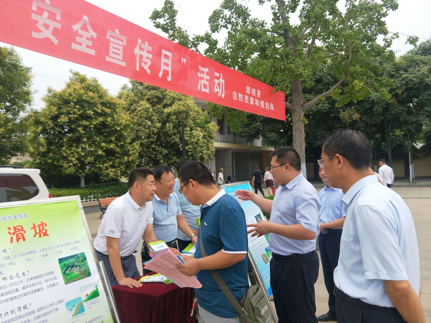 普及安全生產知識,推動落實企業主體責任,6月16日上午,在縣政府廣場