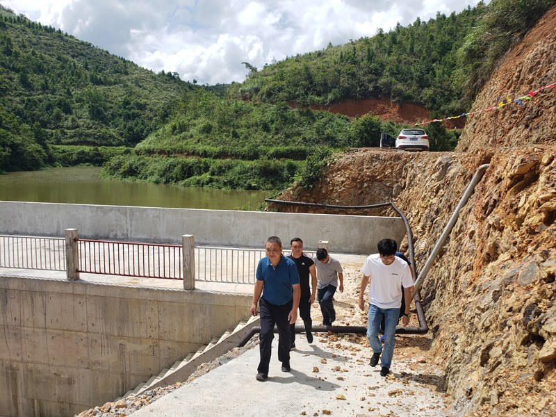 副县长农富贵到谷拉乡调研农村饮水安全工作