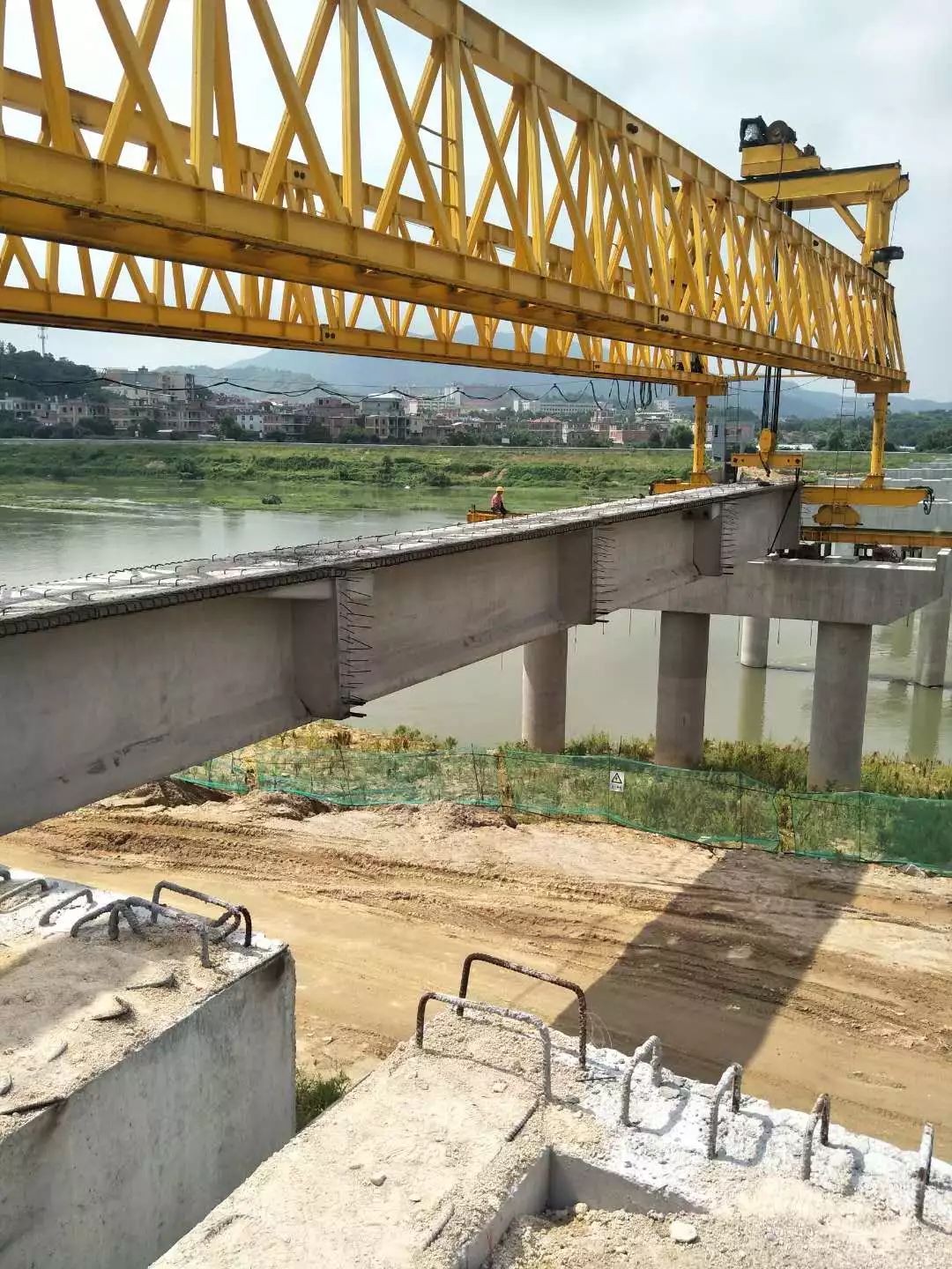 横八线洪濑镇过境线公路工程东溪大桥首片t梁架设完成
