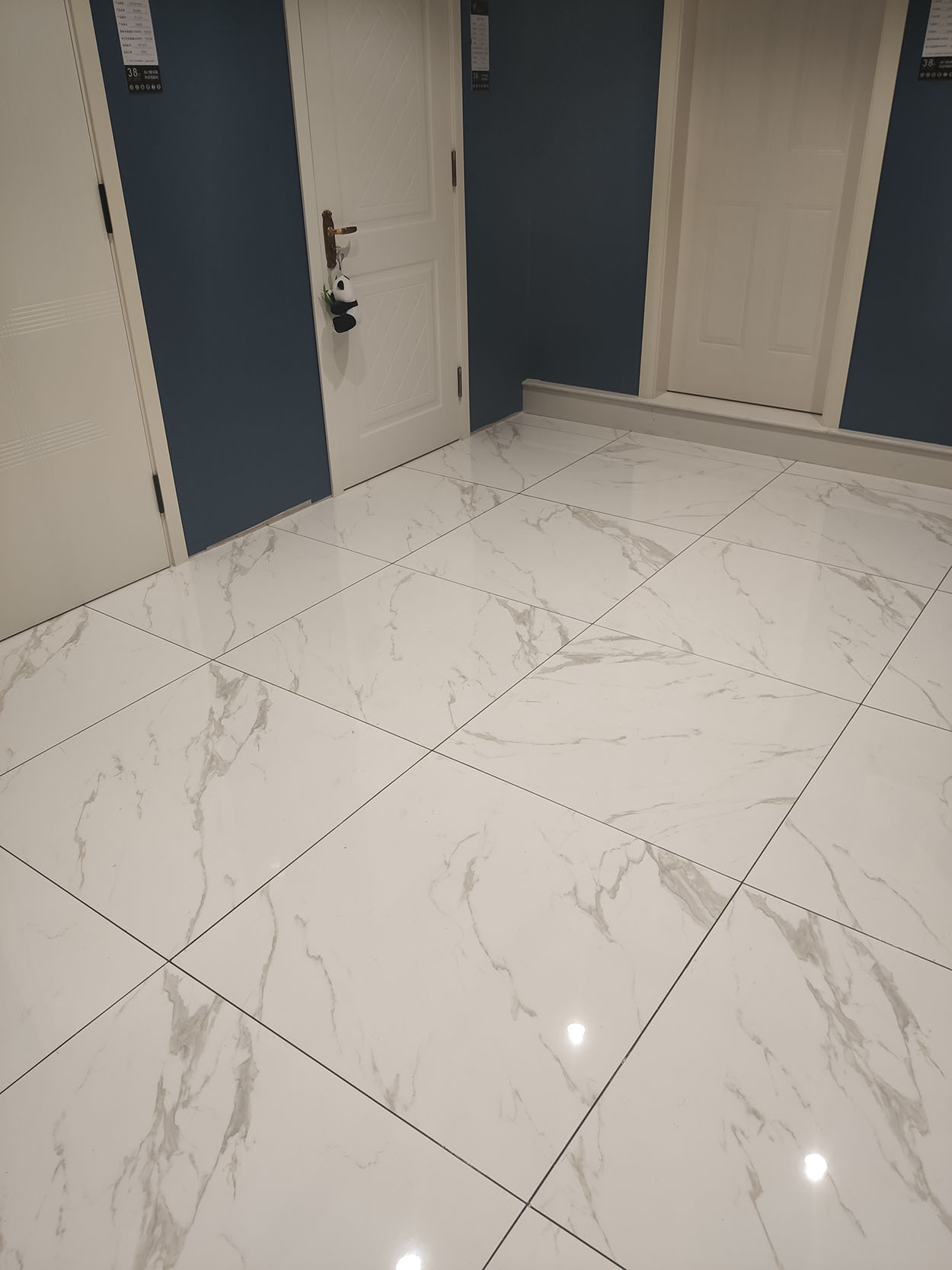 若不做美缝剂的瓷砖缝隙容易变脏发黑,滋生细菌,而做了美缝剂后这些