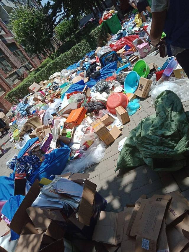 高校毕业生离校宿舍垃圾堆成山这是送给母校的礼物还是有仇