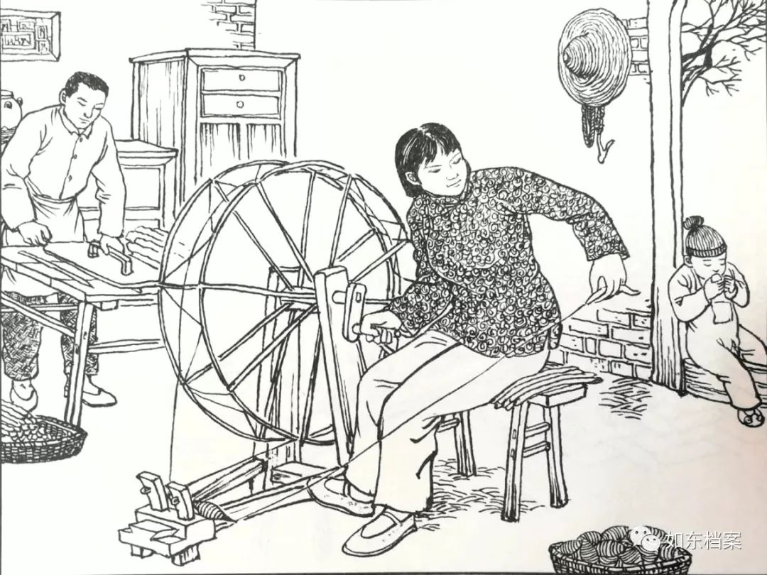 弹花时,工人有节奏地敲打弓弦,发出清脆的"嘣,嘣"声,棉花在弓弦的振动