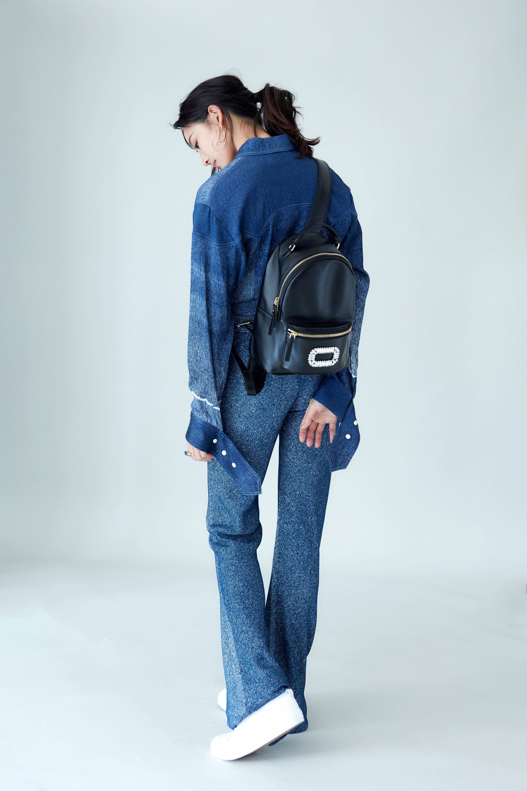 张钧甯牛仔套装率性时尚 休闲与优雅完美融合