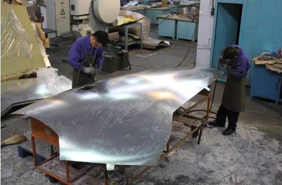 对于某机型,由于当时技术条件限制,并未采用三维模型设计,而蒙皮零件