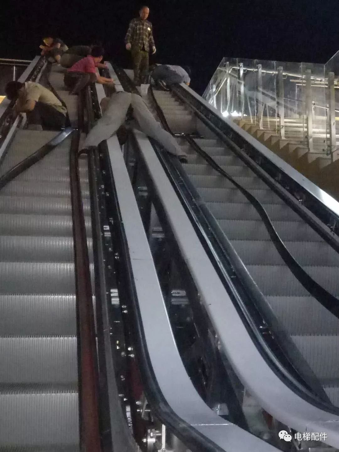 实拍迅达钢带电梯