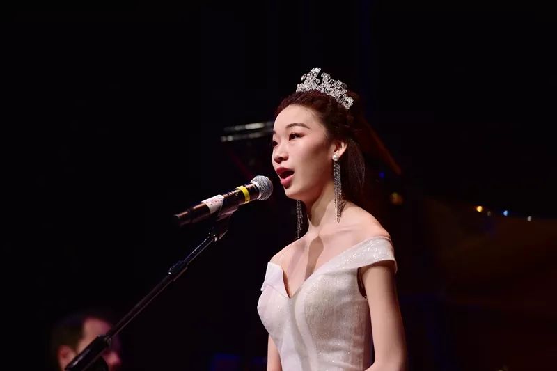 炎炎夏日城中盛事王佳慧慈善独唱音乐会爱在天地间圆满成功