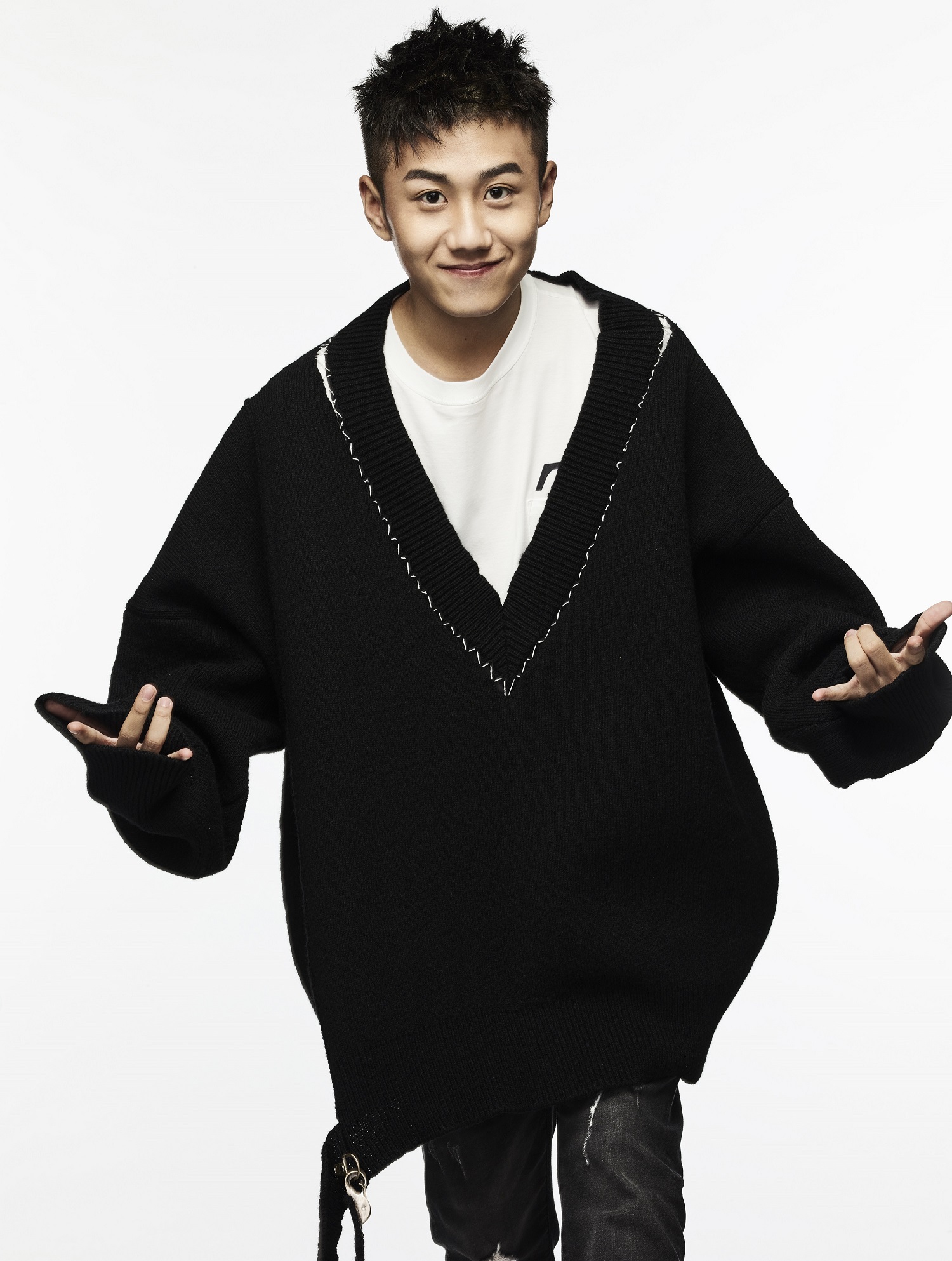 姜冠南个性写真曝光表情抓马搞怪如"江天昊"