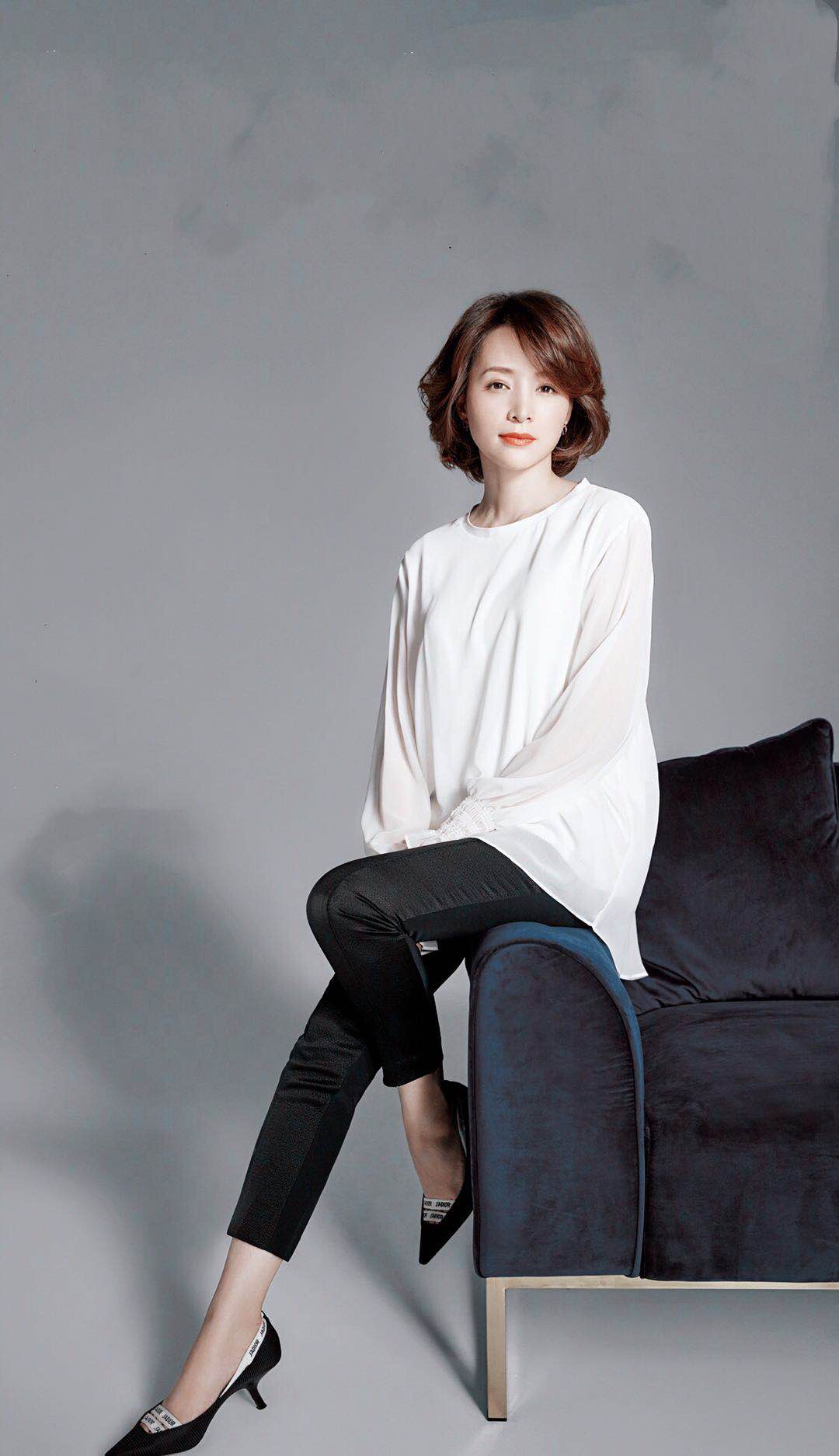 原创董卿节目花絮照,蓝色连衣裙配短发优雅知性,涂芭比粉气质好出众