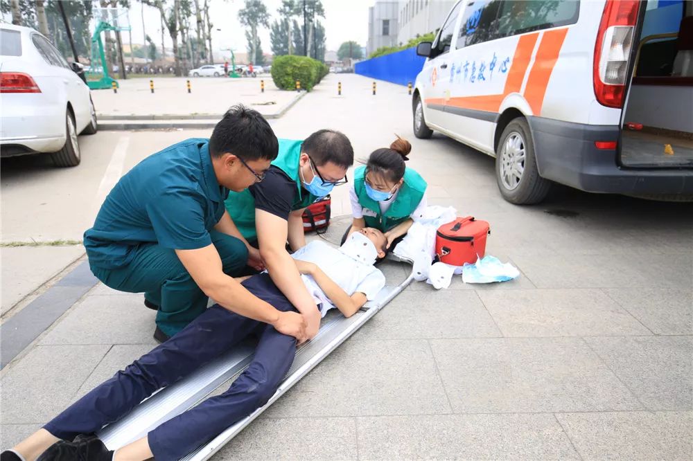 止血带,骨盆带,骨通道,开放性胫腓骨骨折夹板固定搬运,铲式担架等操作