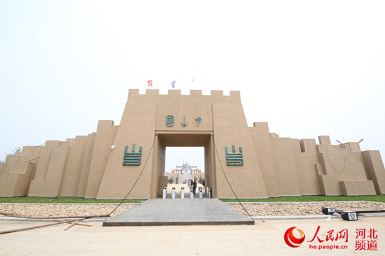 在中山国灵寿古城遗址公园,高耸的中山塔楼与阵列树池,让人感到一种