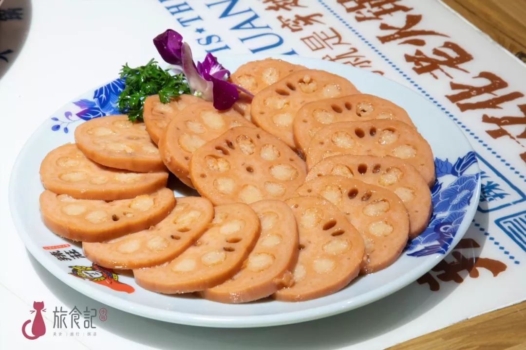 熟制的藕片中间夹了软绵的糯米,一口咬下去松软不黏牙,觉得辣锅太辣