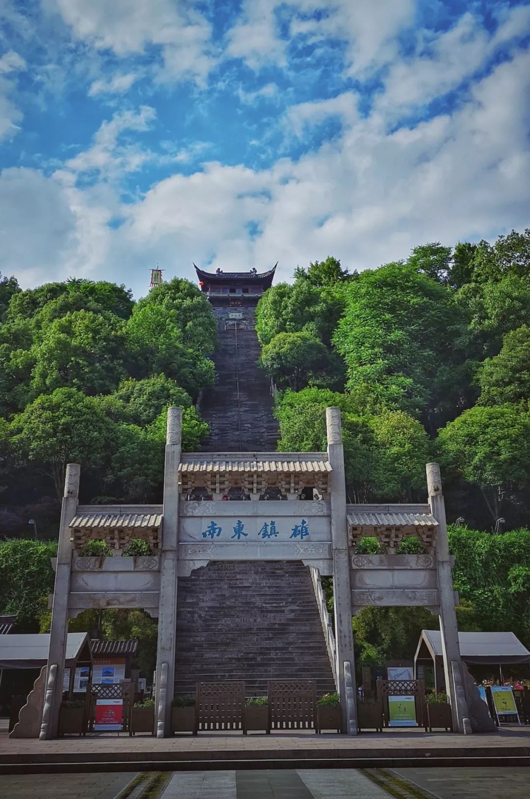 早餐后游览江南典型古典式园林----【东湖景区】:钱氏一行宅,湖心亭