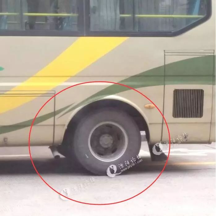 公交车打着双闪停在了溧阳新华街这站的站台,周围一股焦味,后轮正冒烟