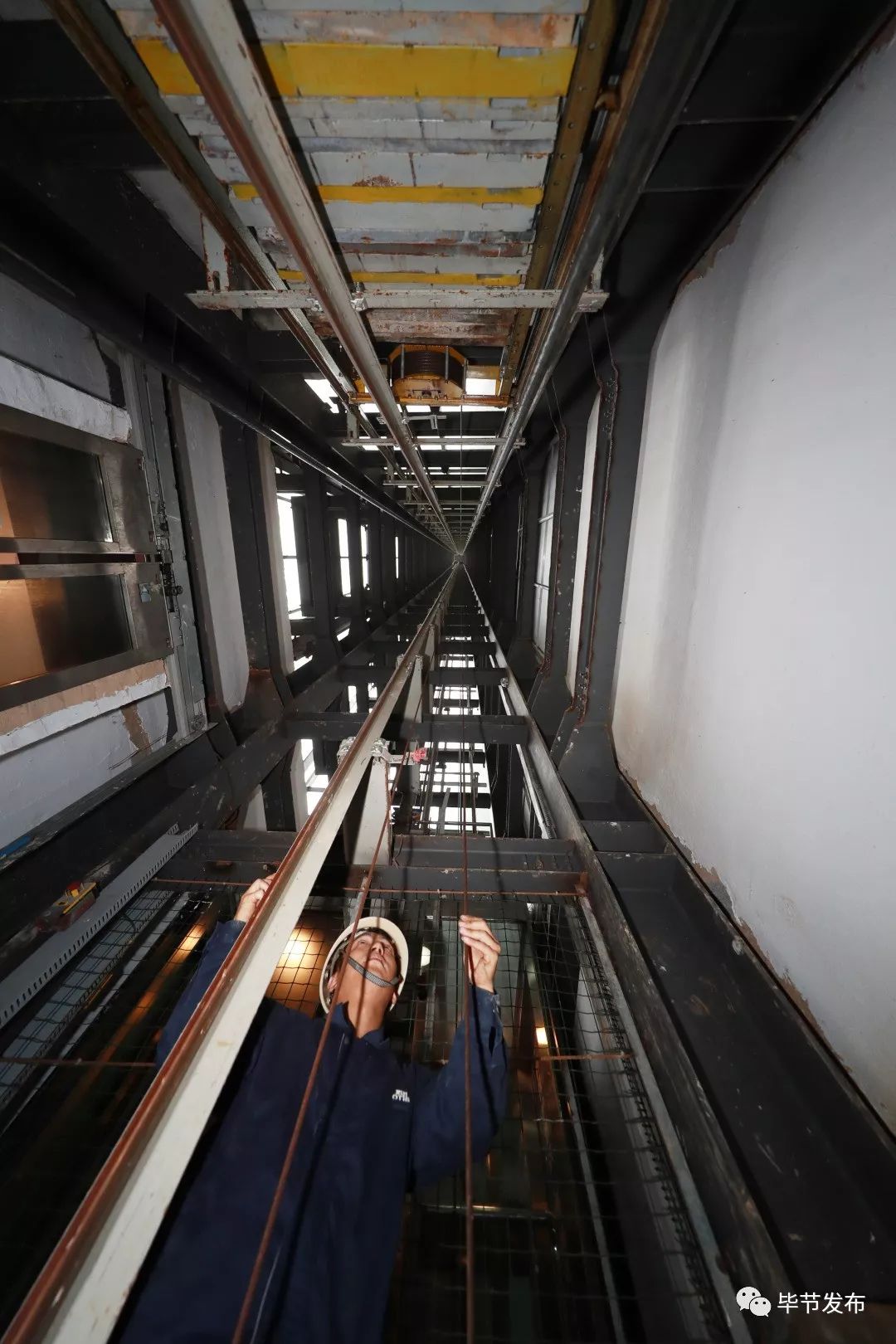 图片故事织金特殊医生保障垂直高差108米的观光电梯安全运行