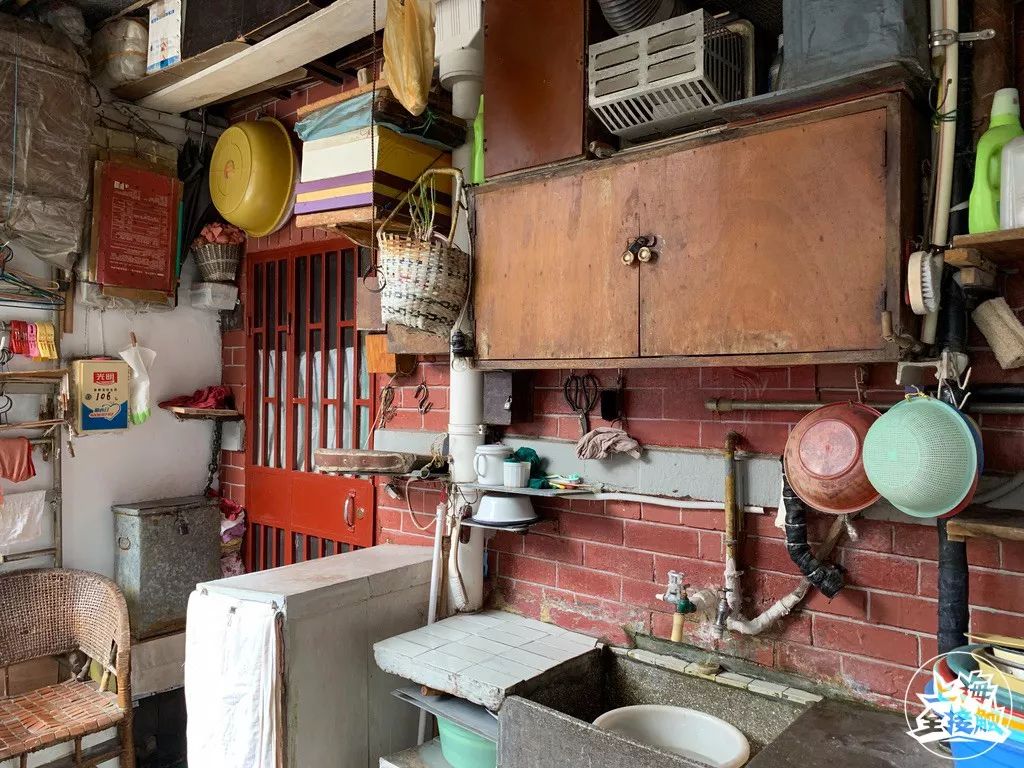 祖孙三代同堂,蜗居10㎡小屋!在上海,这些人的生活你绝对想象不到