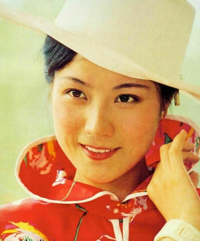 1980年,她应长春电影制片厂之邀,在影片《丹凤朝阳》中饰演女主角卢文