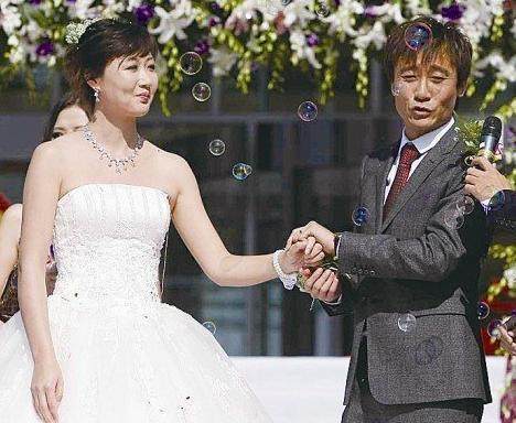 当年范春玲跟高峰办婚礼时高峰颇为开心并表达了要钟爱并呵护妻子的