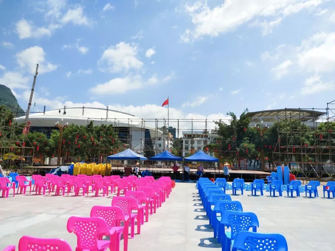 在乐业县文化广场上,有一群人在默默的工作,他们在为2019年6月23日至