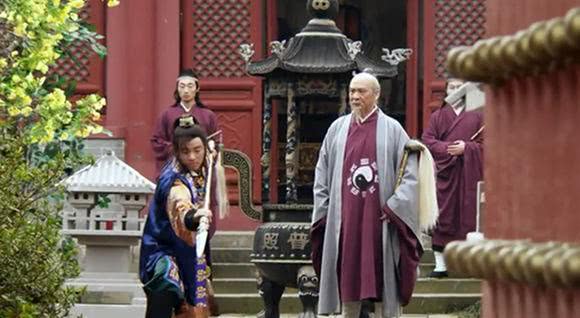 出现了一个叫温韬的人,他曾担任耀州节度使,期间利用职务之便疯狂盗墓