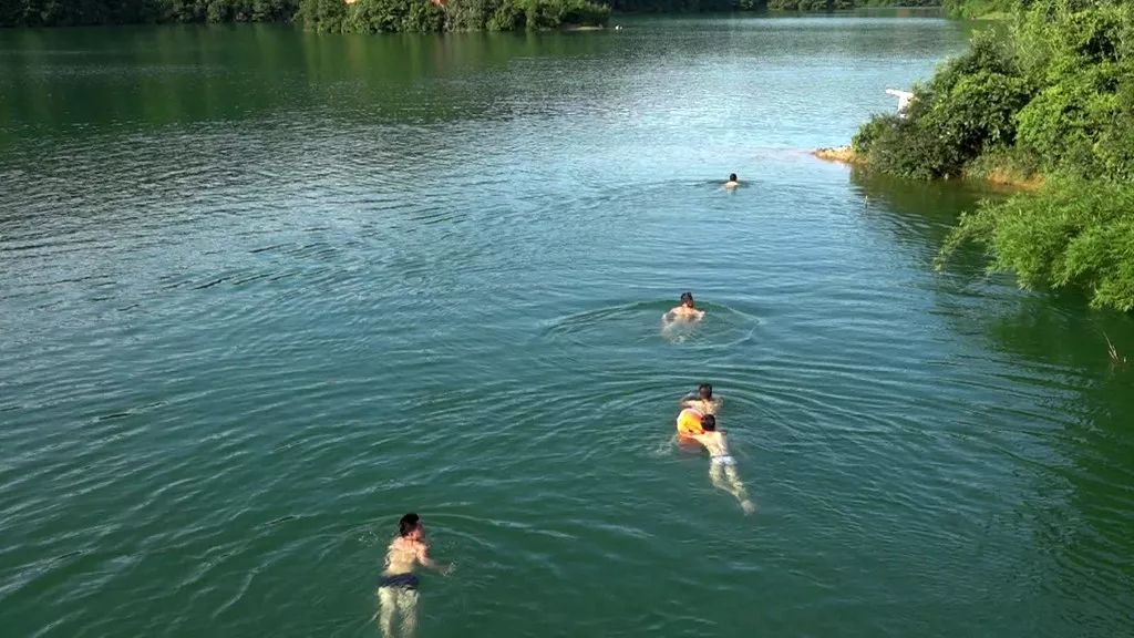 大源水库中上演"美男出浴" 那背影真 "帅气"_游泳