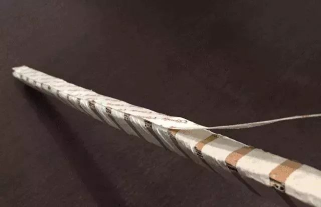 用彩带缠绕在纸棍上,两端打点热熔胶固定(不追求小拖把颜值的亲,可