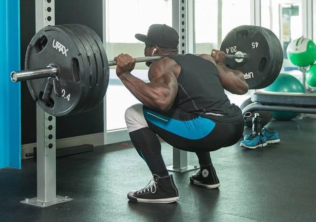 我们都知道的过头推举动作都有哑铃推举和杠铃推举以及颈后推举这些