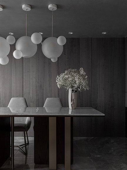 白色的天花板,白色的沙发墙点缀着两个大小不一的黑色圆,对比强烈.